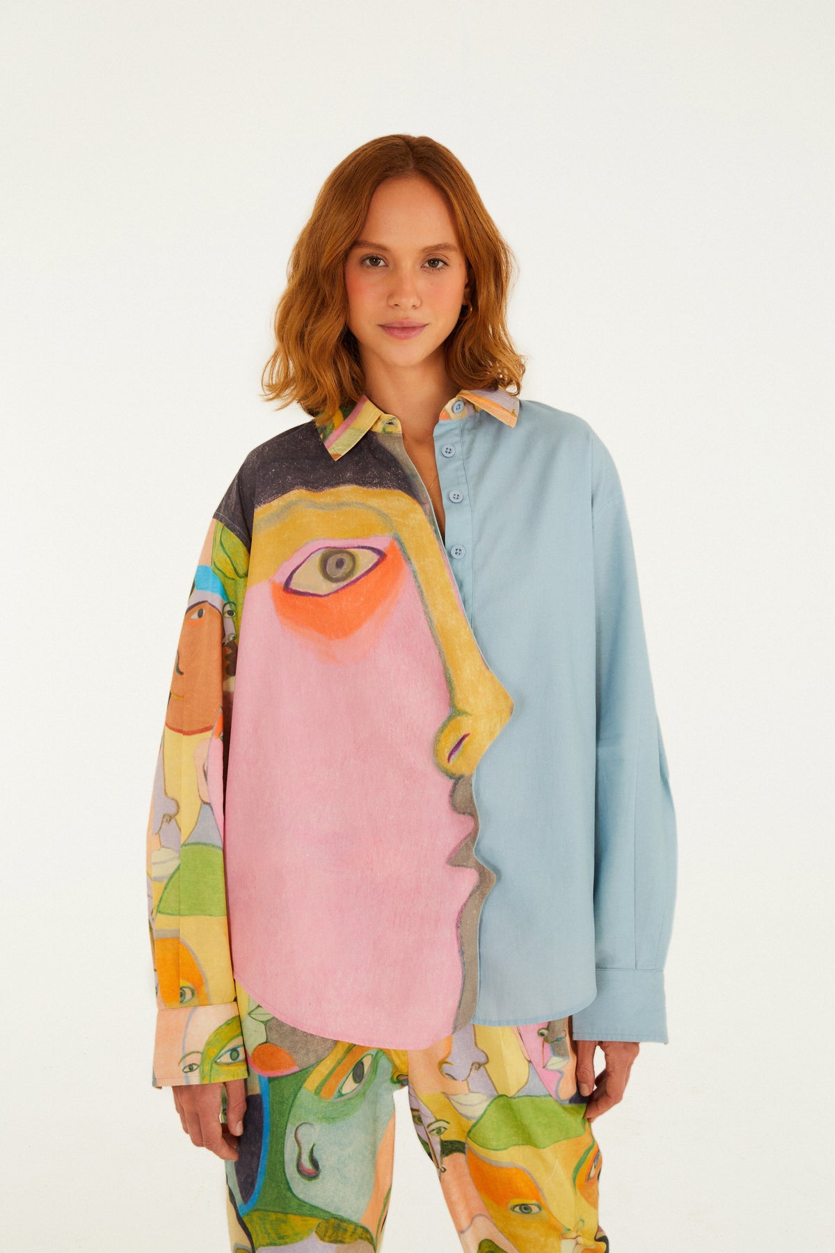 CAMISA ESTAMPADA MULTITUD ANA LEOVY
