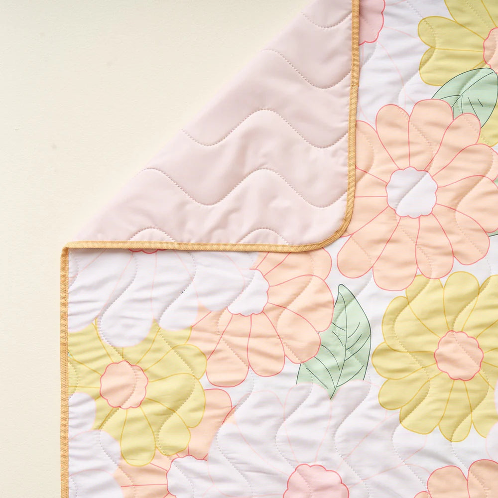 On-the-Go Quilted Blanket - Daisy Craze Peach