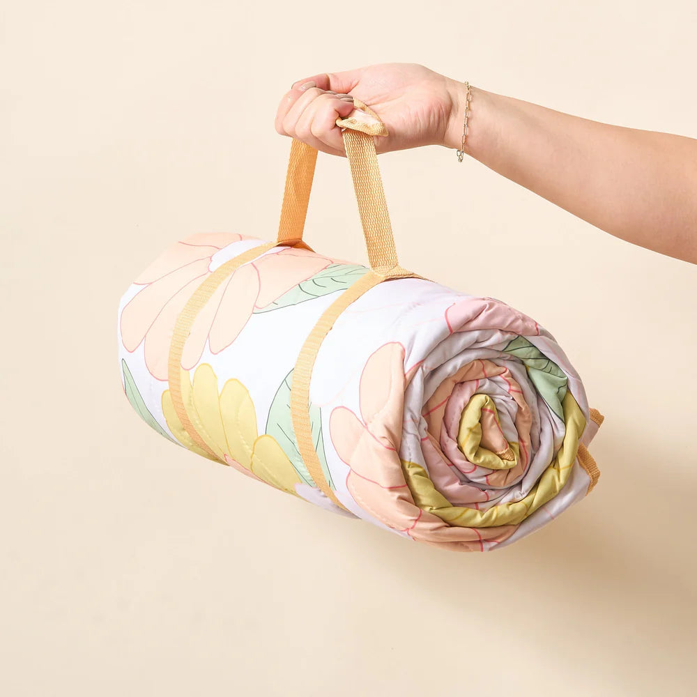 On-the-Go Quilted Blanket - Daisy Craze Peach